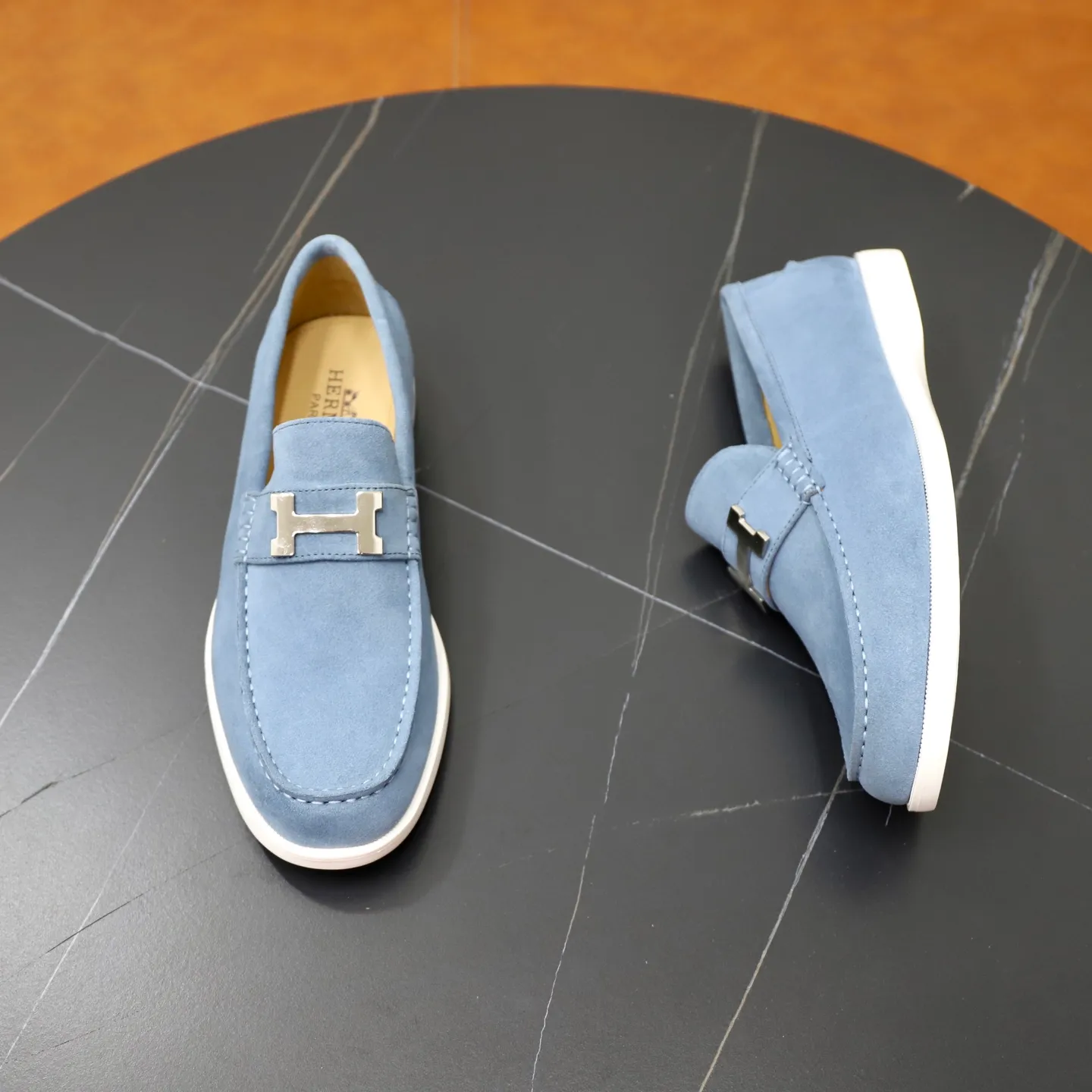 Ex-factory price: 540💰Hermès/Hermès slip-on men's shoes. This shoe is made of imported cow suede leather, with simple and smooth lines, and a 3CM rubber foam ultra-light sole combined with aerodynamic design! Youthful and fashionable, H button decoration, contrasting leather embellishment on the heel, calf lining to gently wrap your feet, with embossed logo cowhide feet, leather rock strips, casual and urban style, highlighting youthful vitality, sports and leisure version, super versatile Size number: 38-39-40-41-42-43-44 Standard leather shoe size (45 can be customized but does not support returns)